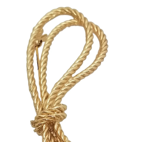 VINTAGE LARGE MATTE GOLDTONE ORNATE ROPE WITH TASSELS STATEMENT BROOCH - Picture 2 of 5